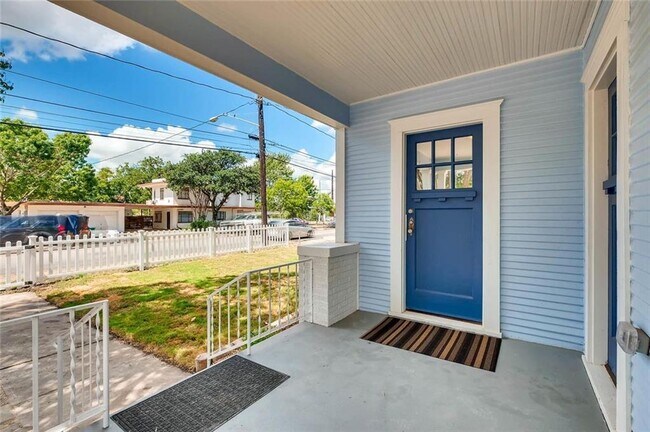 Foto del edificio - 811 1/2 E 38th St