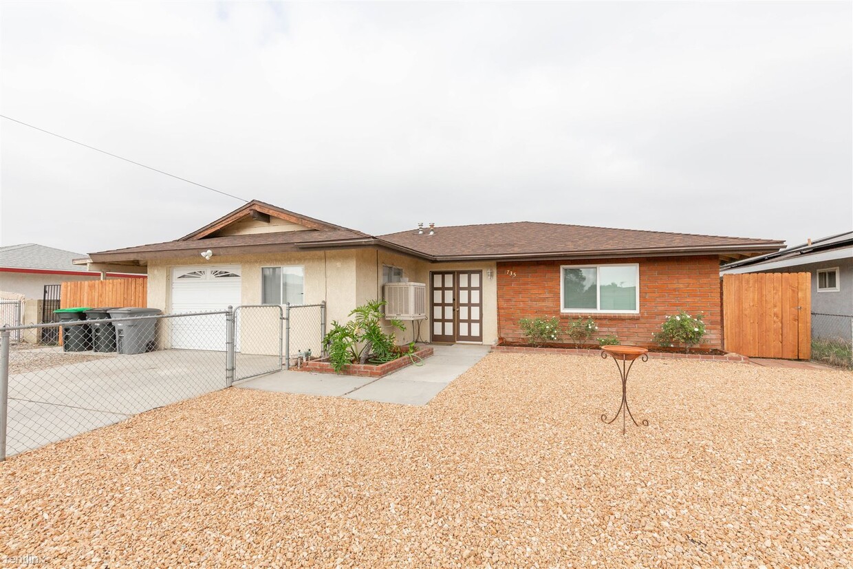 Foto principal - 3 br, 1.5 bath House - 735 South Gilbert S...