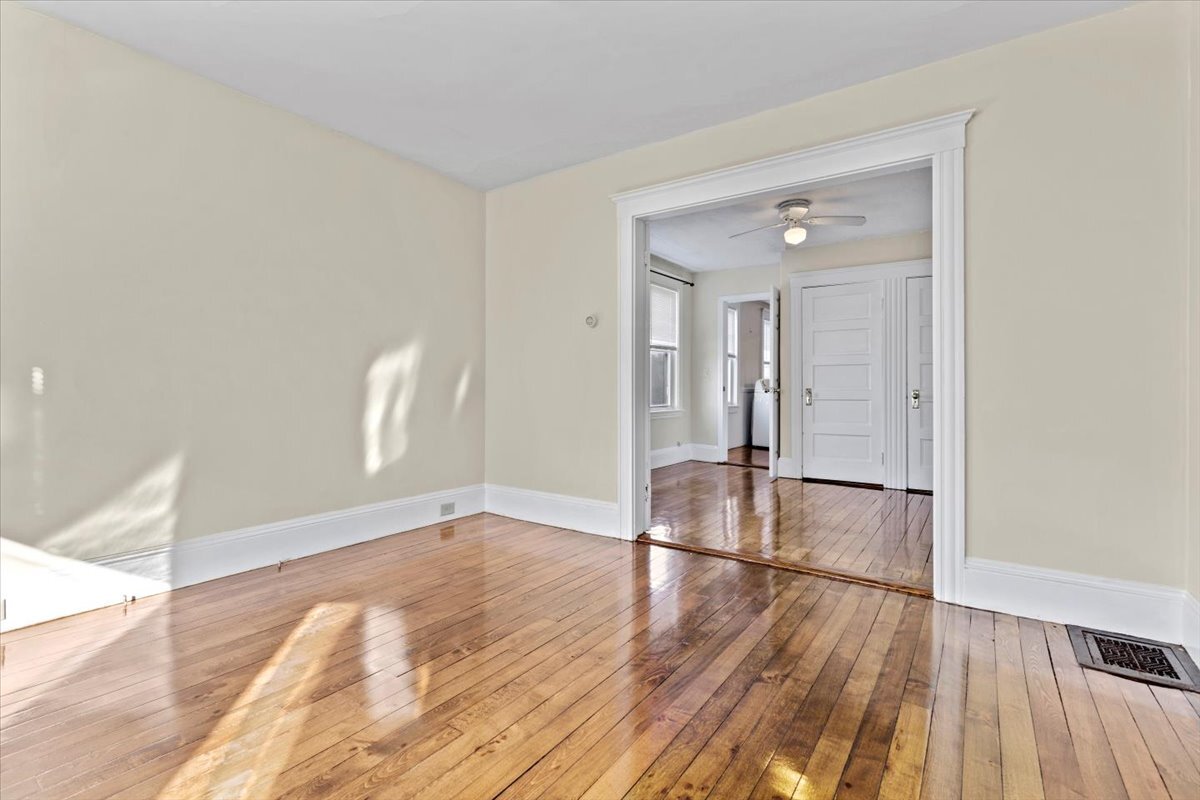 Primary Photo - 52 Roslyn St