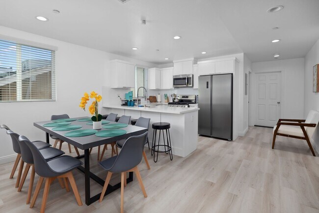 Foto del edificio - 4-Unit Townhome Community | Luxury Living Near DTLA