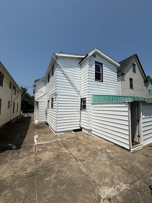 Building Photo - 19 Winchester Ave