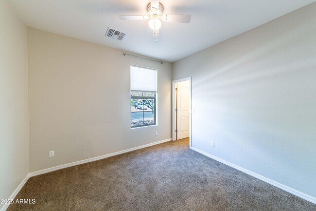 Foto del edificio - 18149 W Turney Ave