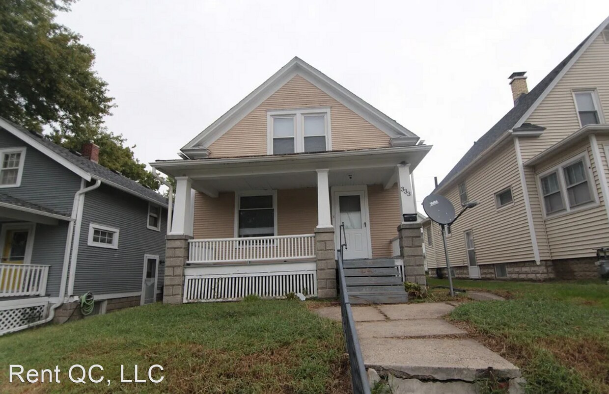 2 br, 1 bath House 333 16th Avenue House Rental in Moline, IL