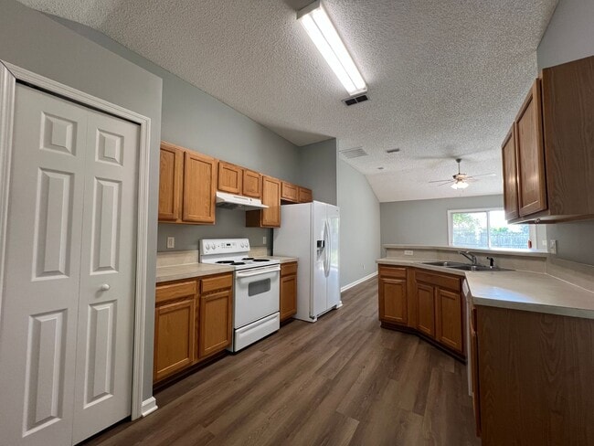 Building Photo - ** COMING SOON ** FENCED Three Bedroom in Watermill