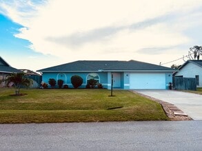 Building Photo - 17330 Meadow Lake Cir