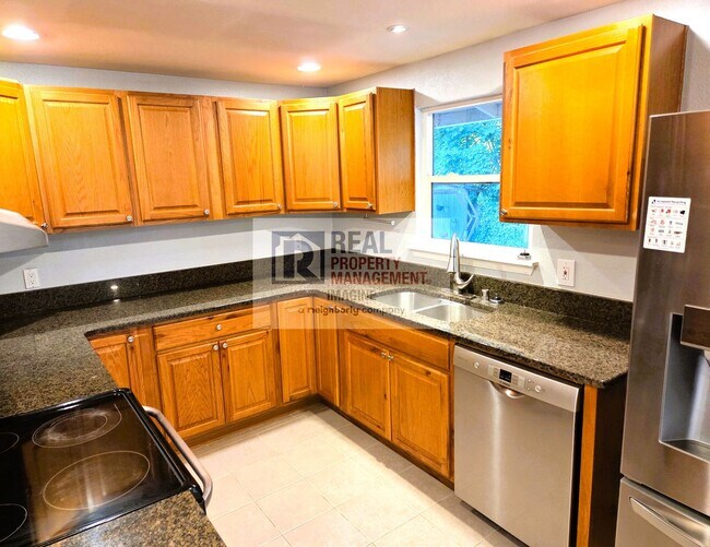Foto del edificio - Wonderful 3 Bedroom, 1 Bath With Garage an...