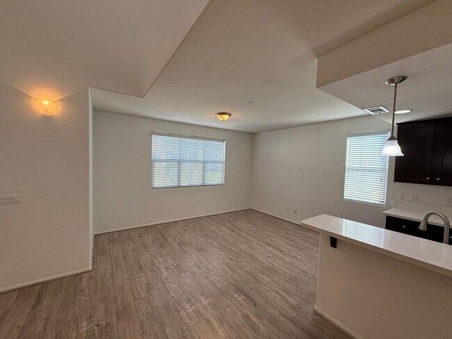 Foto del edificio - Newer 3 Bedroom Home! Near shops and restaurants!