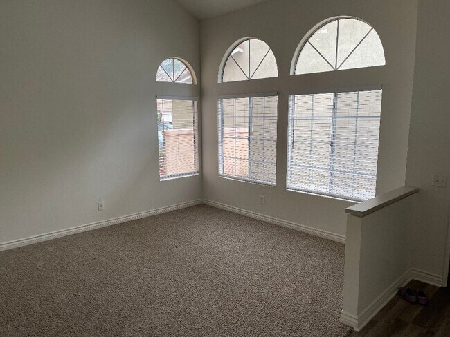 Building Photo - 920 La Palma Cir