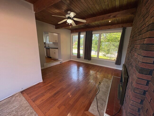Photo du bâtiment - Spacious Main Floor 3 bedroom Steps From Mountain Brow