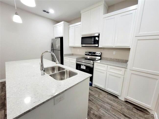 Building Photo - 19 Vani Dr