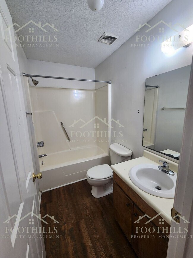 Foto del edificio - 4315 Lexington Way