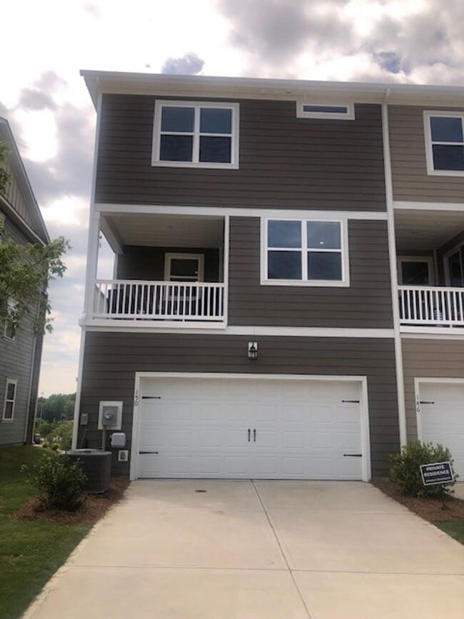 Foto del edificio - 1 Year Old- End Unit - Four Bedroom w 3.5 ...