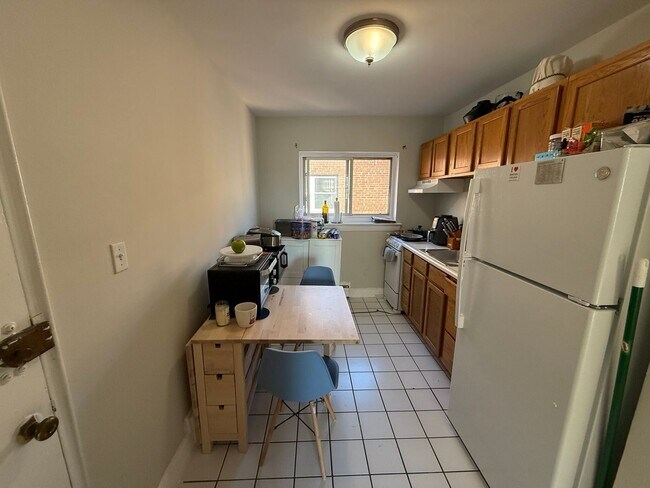 Building Photo - Sun drenched 2 bed 1 bath in vibrant Allston