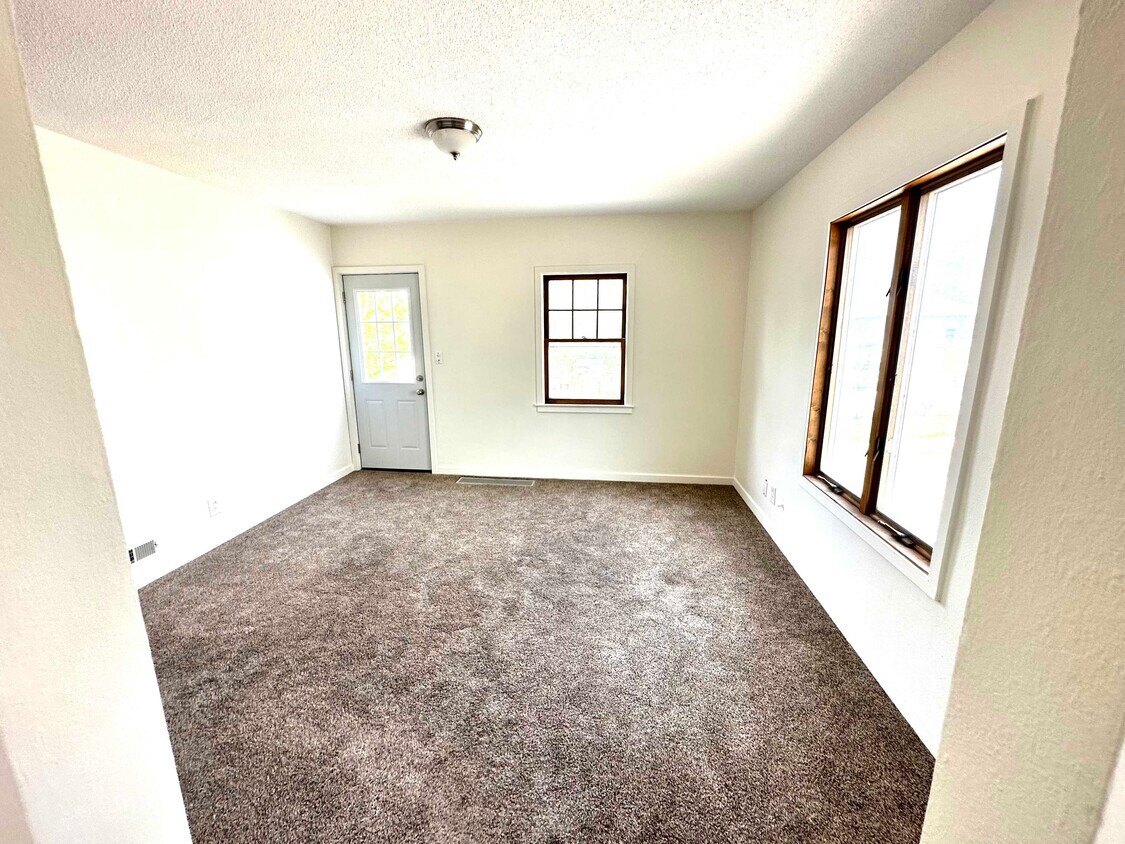 Primary Photo - 404 S Wayland Ave