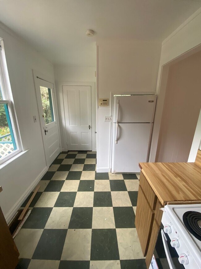 Building Photo - Beautiful Studio Style Single Family Home ...