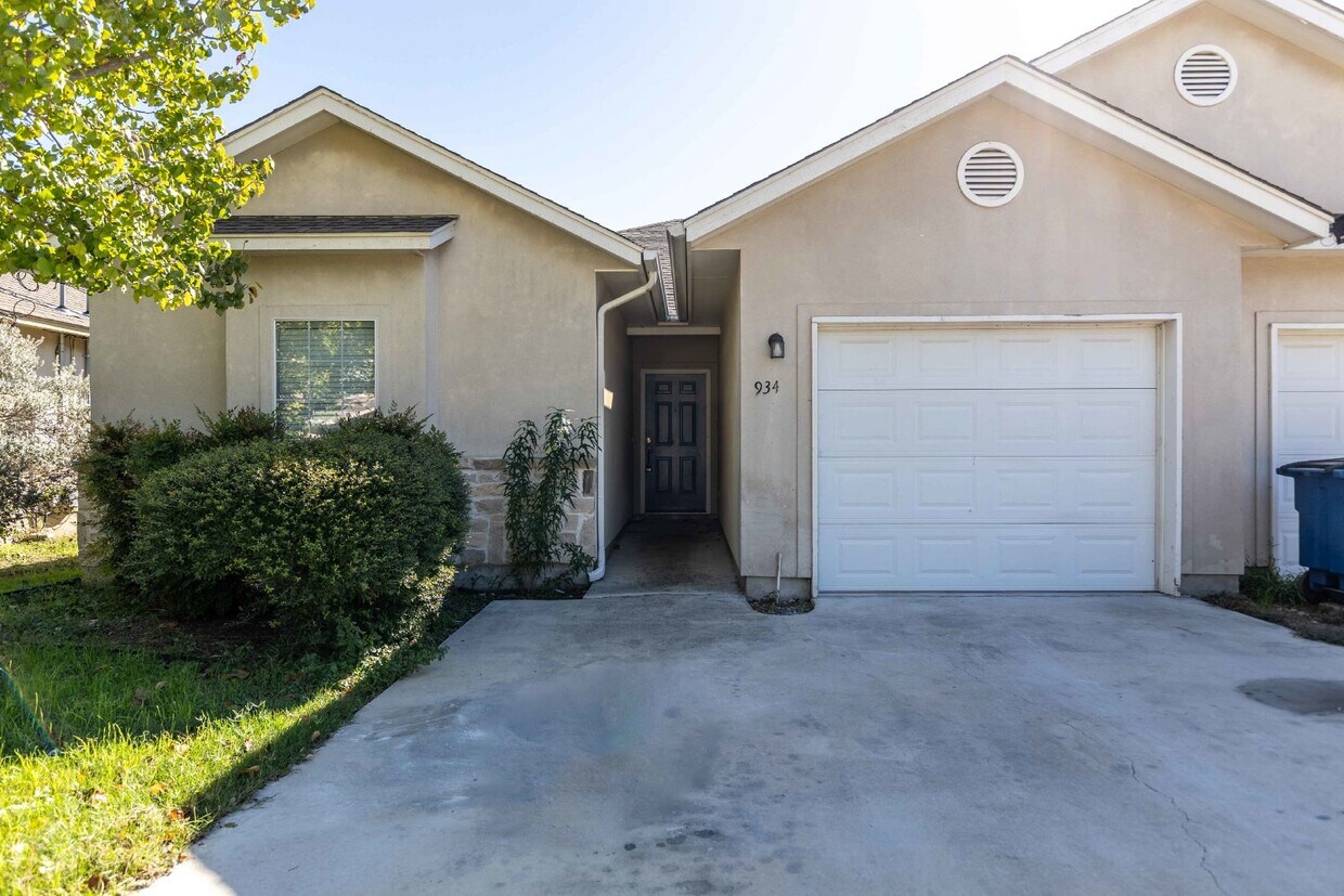 Primary Photo - 934 Misty Acres Drive New Braunfels, TX