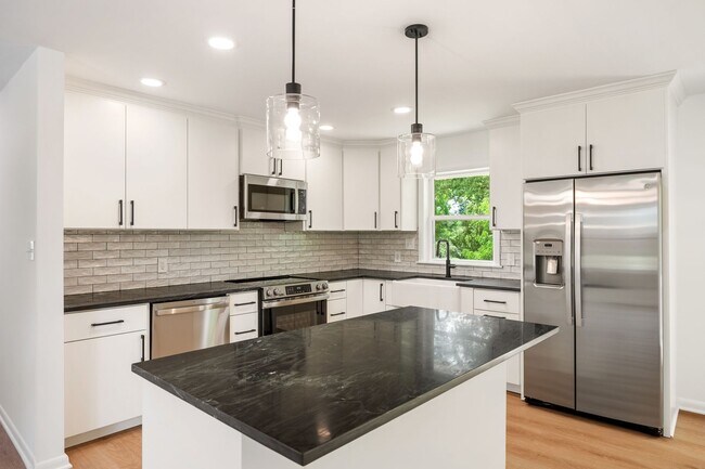 Foto del edificio - 6-bedroom, 3-bath home in North Raleigh