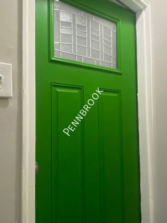 Building Photo - Modern 2 Bed/1 Bath Bi-Level