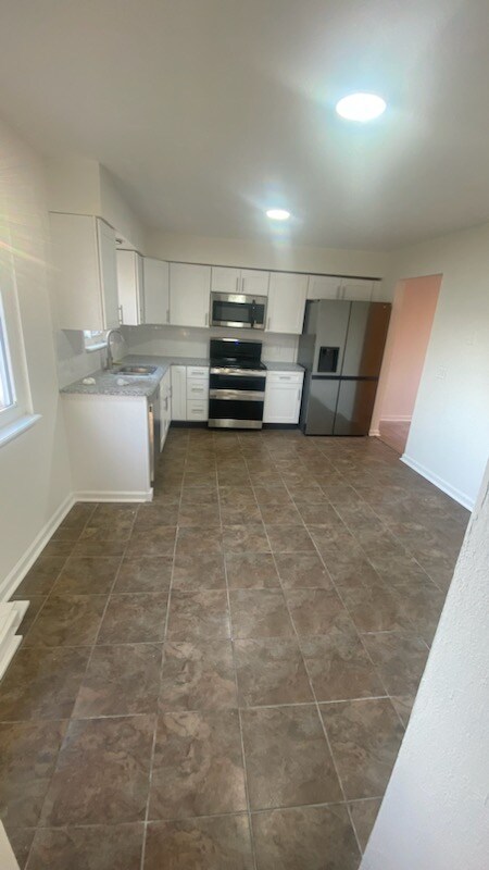 Building Photo - 35456 King Dr