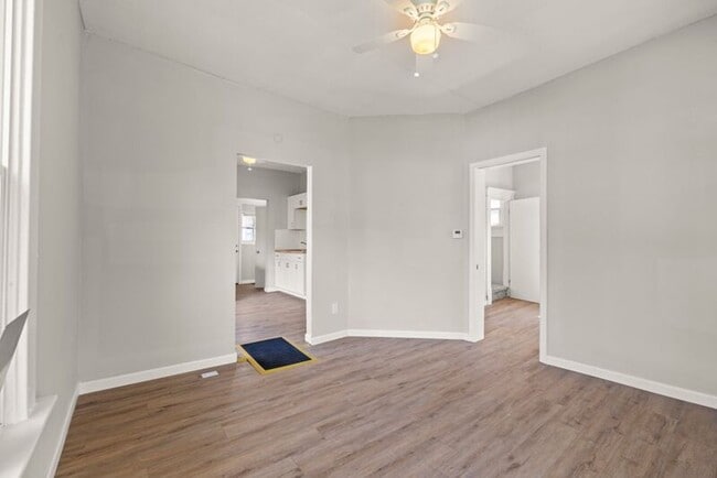 Building Photo - 84 N Oakley Ave