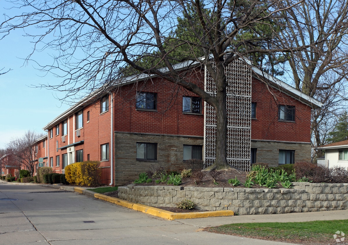 Acadian Apartments in Brookpark, OH