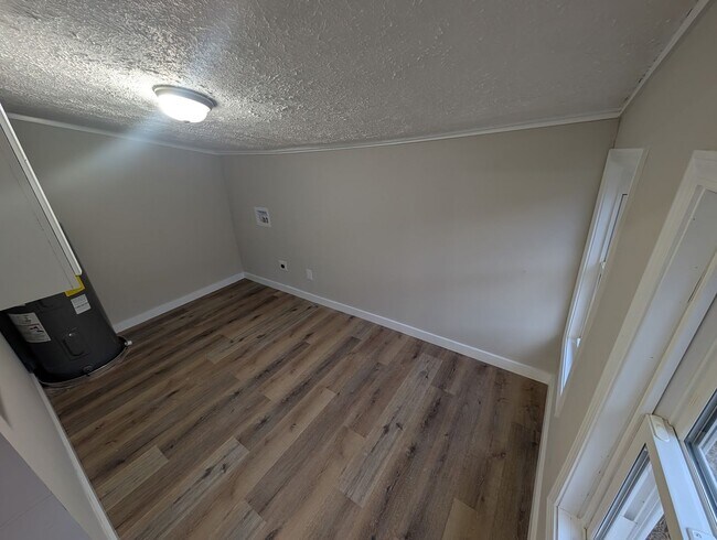 Foto del edificio - NEW LISTING