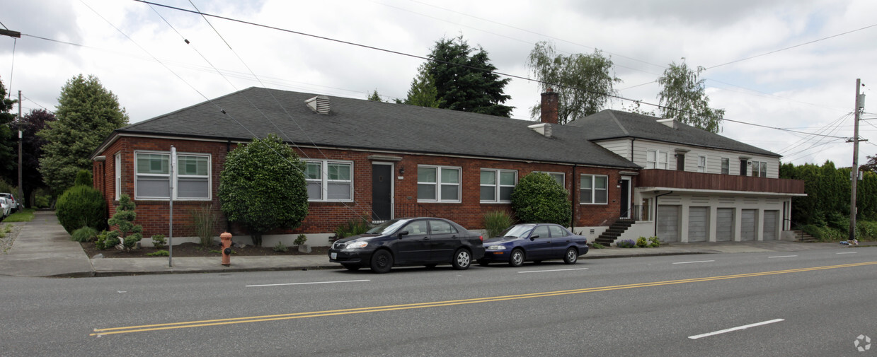 Primary Photo - Burnside Street Apartments