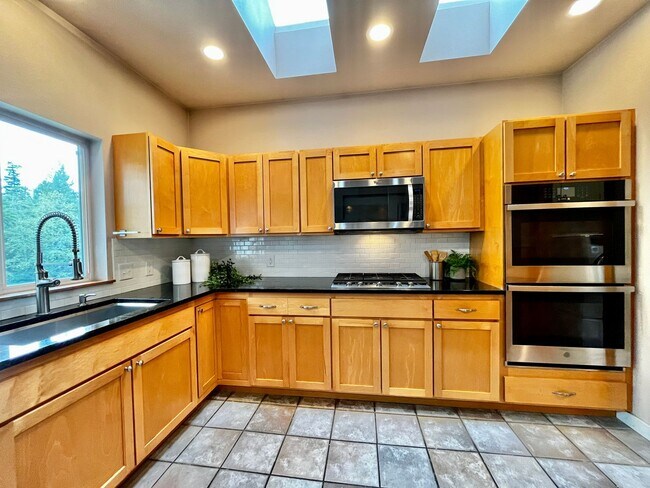 Foto del edificio - Seabeck Heights Home with Pickle Ball Court!