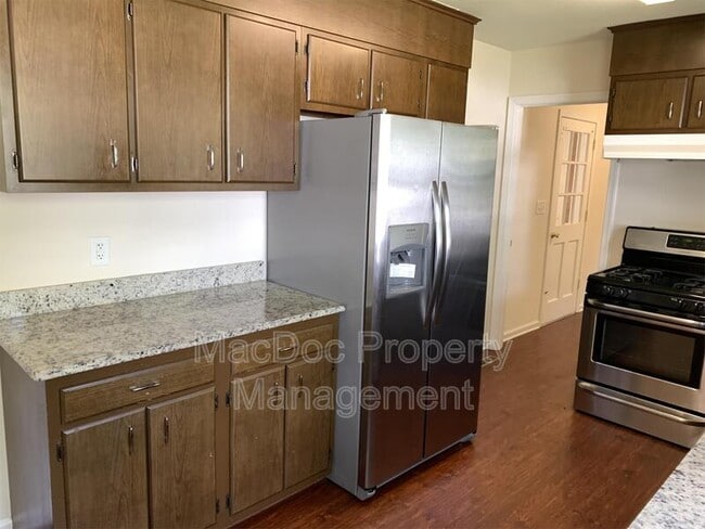 Building Photo - 918 Churchill Dr