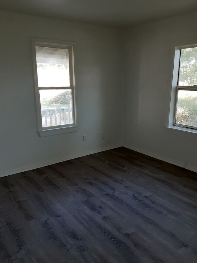Building Photo - Vieira-PM-019-0099-15750