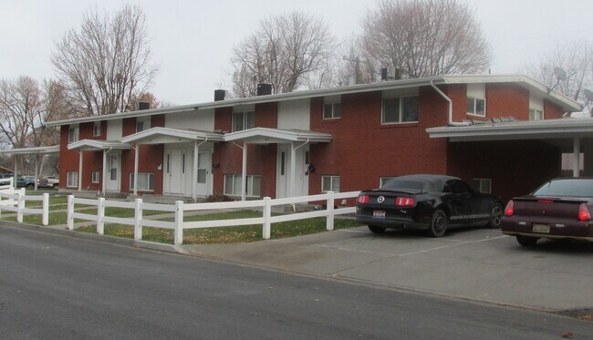 Juniper Townhouse - 212 Juniper St N