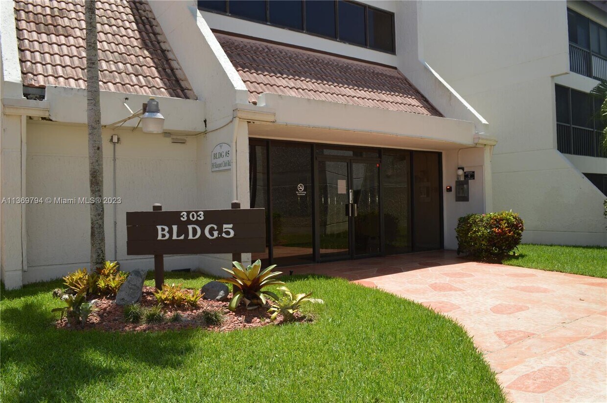 303 Racquet Club Rd Unit 113, Weston, FL 33326 Condo for Rent in