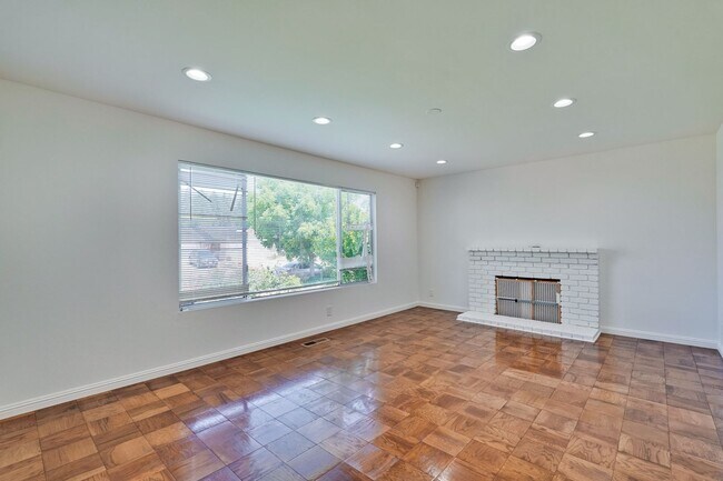 Building Photo - Bright and Spacious 3 Bed 2 Bath Single Fa...