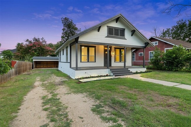 Building Photo - 707 W 7th St