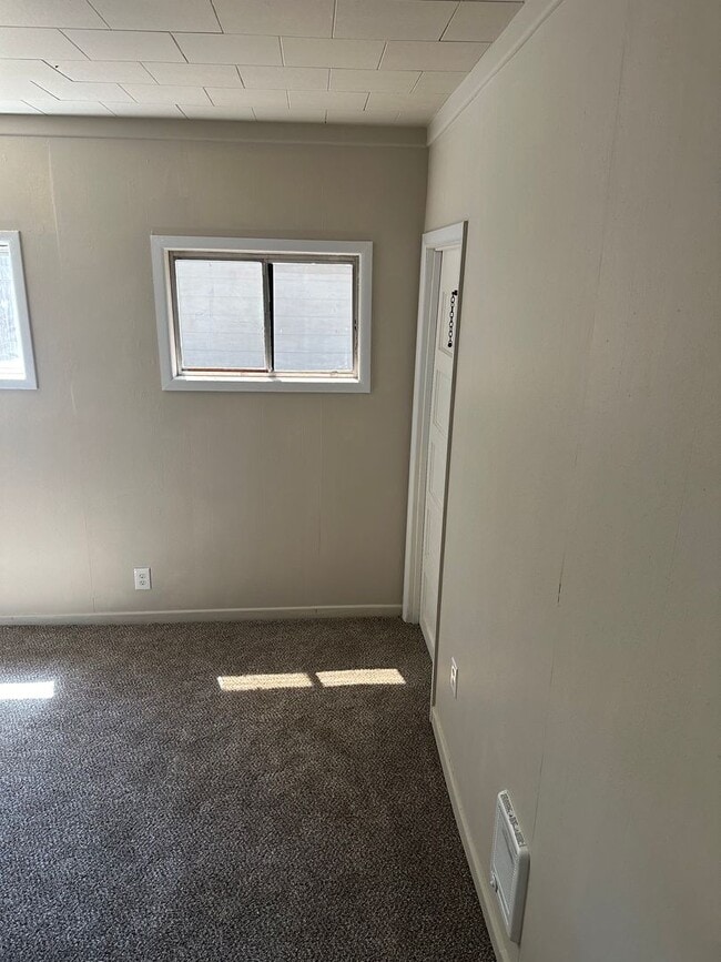 Building Photo - 2 bedroom 1 bath home