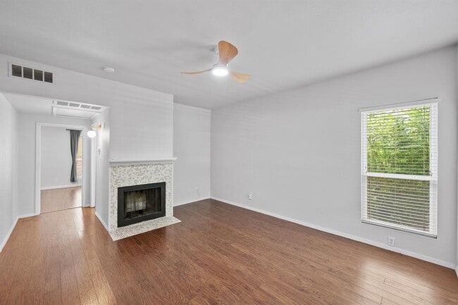 Building Photo - 1217 1/2 W 39th St