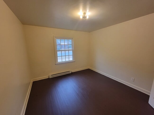 Building Photo - 2Bedroom 1 Bathroom Duplex!