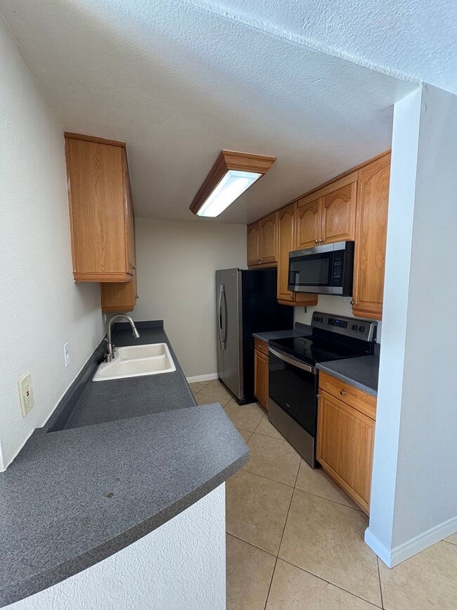 Building Photo - Huge 3 Bedroom 2 Bathroom in Resort Style Community in Mission Valley