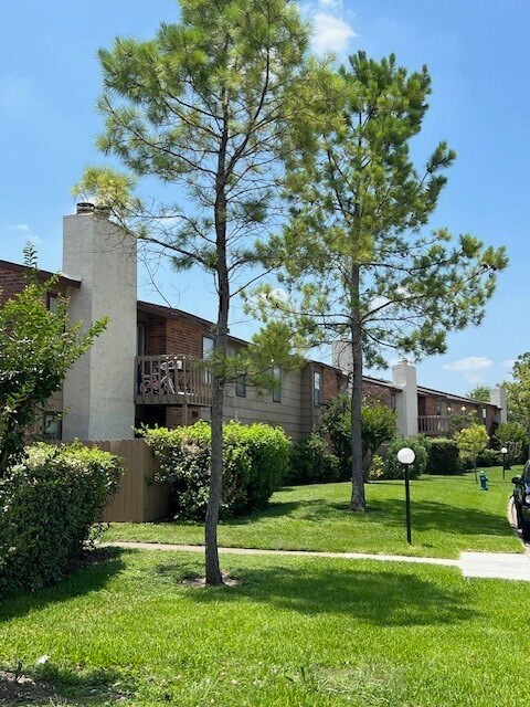 Building Photo - 9101 Country Creek St