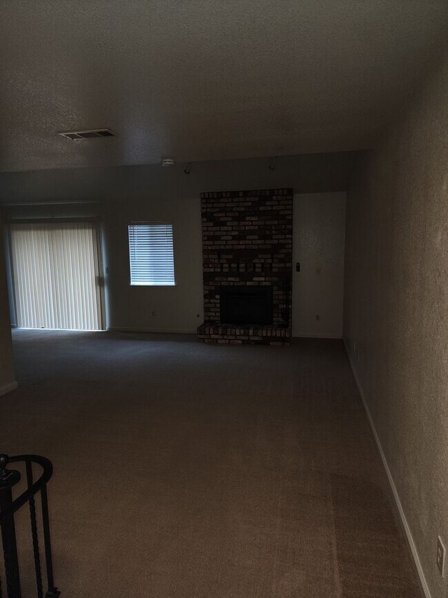 Foto del edificio - 3 Bedroom 2.5 Bathroom Townhome with Garag...