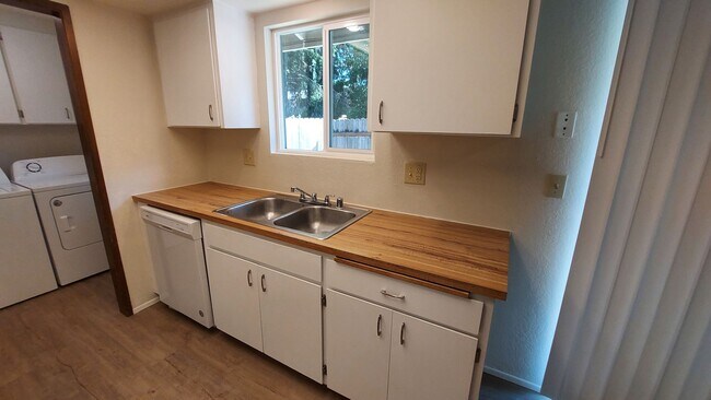Foto del edificio - 12629 48th Ave NE