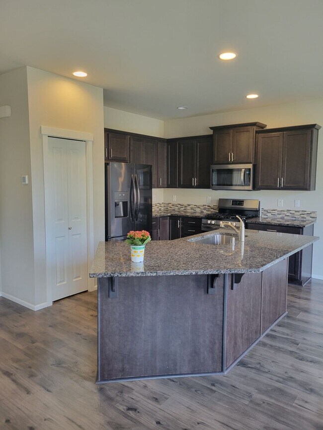 Foto del edificio - 3 bedroom home with 3 car garage on corner...