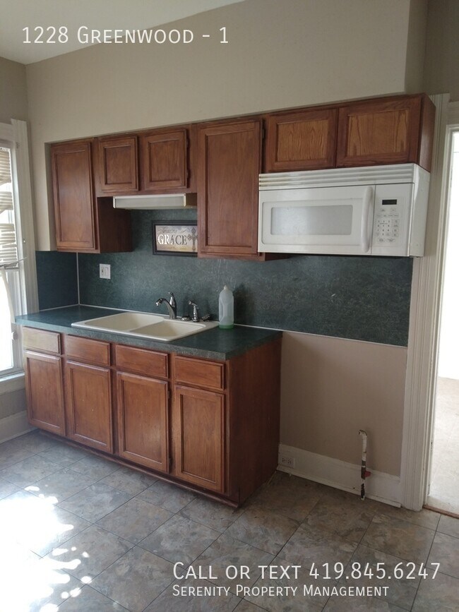 Foto del edificio - Spacious Three Bedroom Apartment AVAILABLE...