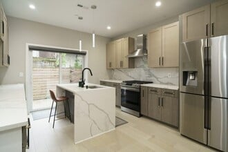 Custom Built Kitchen - 1449 N Myrtlewood St