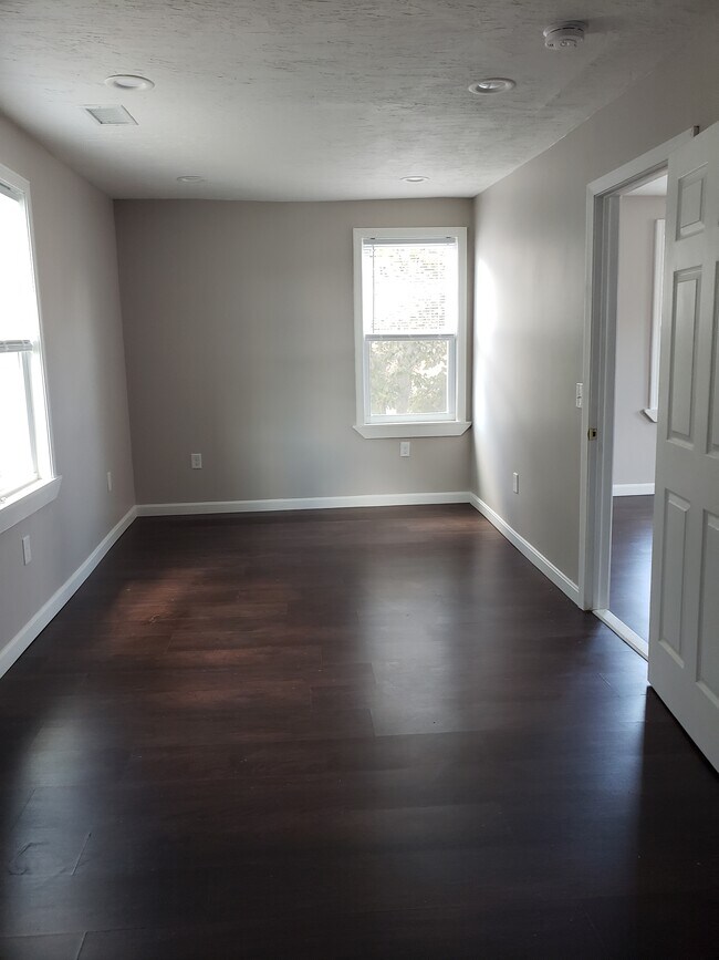 Primary bedroom - 190 Dunnell Ave