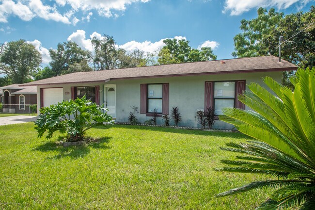 Foto del edificio - 27270 Warner Ave
