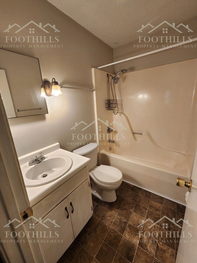 Building Photo - 305 Green Forest Dr