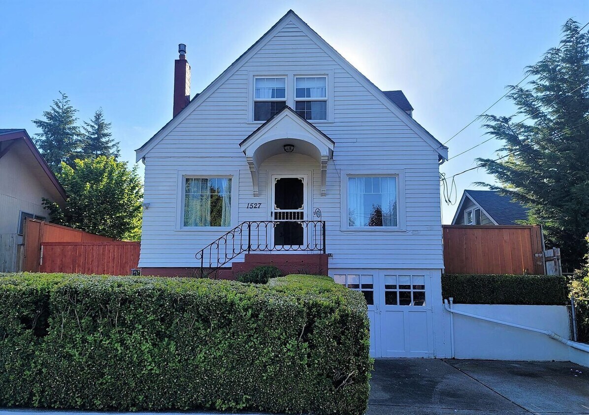 Primary Photo - Charming 4 Bedroom Home in Convenient Brem...