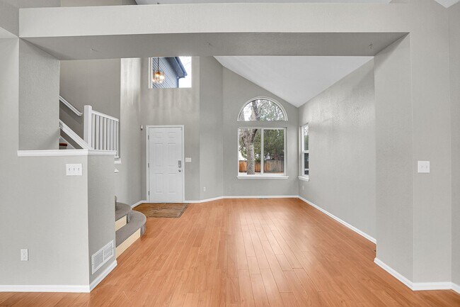 Foto del edificio - 5 bedroom, 3 1/2 bath home with attached 2 car garage