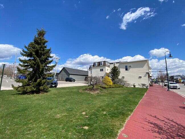 Building Photo - 4 Martin St